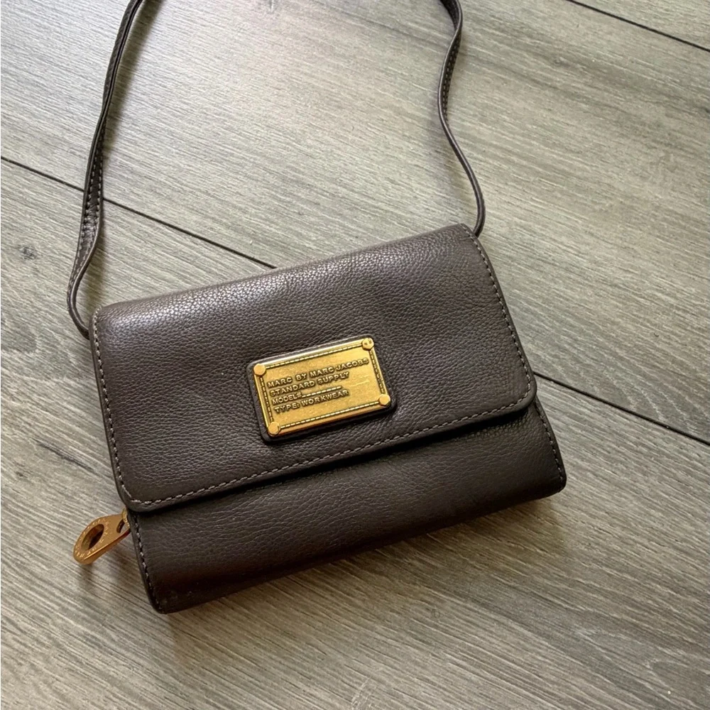 Marc by Marc Jacobs Gray Leather Wallet Crossbody - Picture 2 of 9